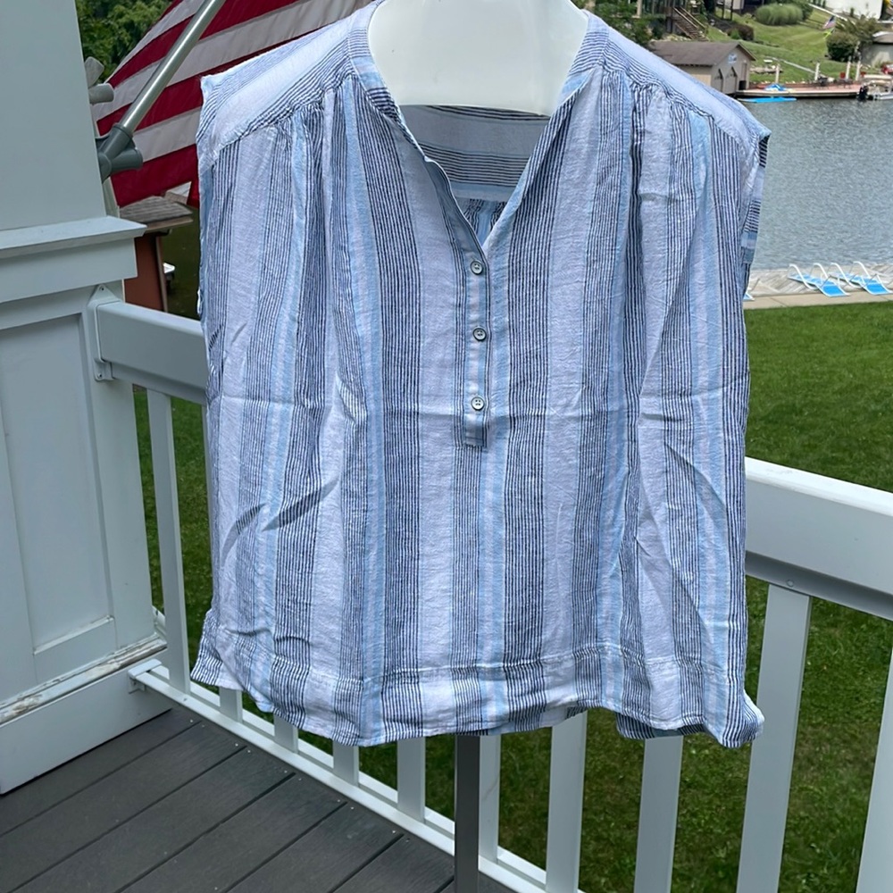 Cute light weight top by Splendid